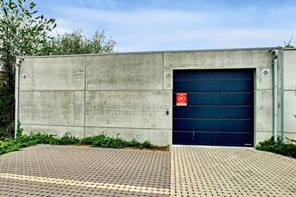 Recente, ruime garagebox (162m²) dichtbij E17 te Sint-Niklaas