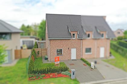 Nieuwbouwwoning met 3 slaapkamers in rustige woonwijk te Evergem te koop.