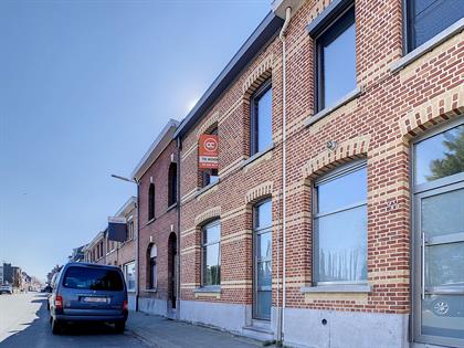 Deels gerenoveerde woning met 3 slaapkamers en grote tuin nabij het centrum van Beveren-Waas